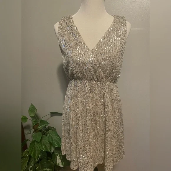 green emerald velvet dress ALTAR'D STATE Caledonia Maxi Dress Ivory/Nude Size XS – Style Exchange  Boutique PGH main image 1
